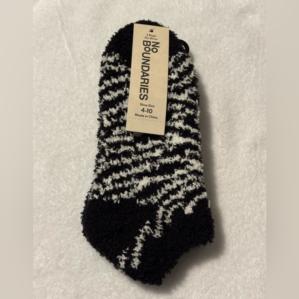 #z213 - No Boundaries Black & White Low Cut Soft Cozy Fluffy Fuzzy Cabin Socks